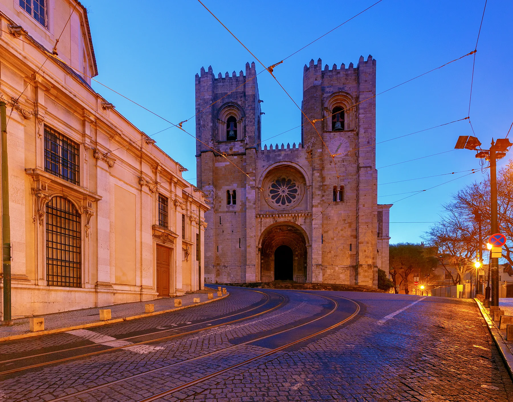 Sé de Lisboa, também conhecida como Igreja de Santa Maria Maior, durante o início da manhã dado o tom azulado do céu